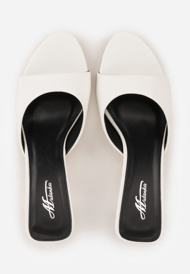 Renee - Białe Klapki Peep Toe na Obcasie Kaczuszka Calinetta. Nosek buta: otwarty. Kolor: biały. Materiał: koronka. Obcas: na obcasie. Styl: klasyczny. Wysokość obcasa: średni