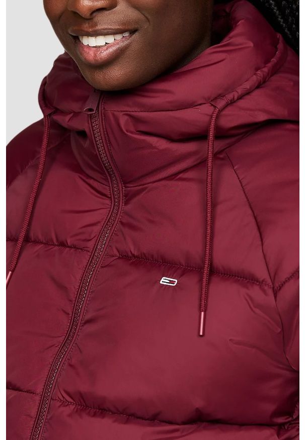 Tommy Jeans - TOMMY JEANS Bordowa pikowana damska kurtka. Okazja: na co dzień. Kolor: czerwony. Materiał: poliester. Styl: elegancki, casual