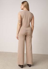 Born2be - Jasnobrązowy Komplet z Wiskozą Kamizelka z Ozdobami 3D i Szerokie Spodnie Eleti. Kolor: brązowy. Materiał: wiskoza. Wzór: aplikacja #2