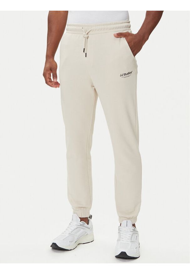 Jack & Jones - Jack&Jones Spodnie dresowe Kane Soho 12278943 Beżowy Regular Fit. Kolor: beżowy. Materiał: bawełna