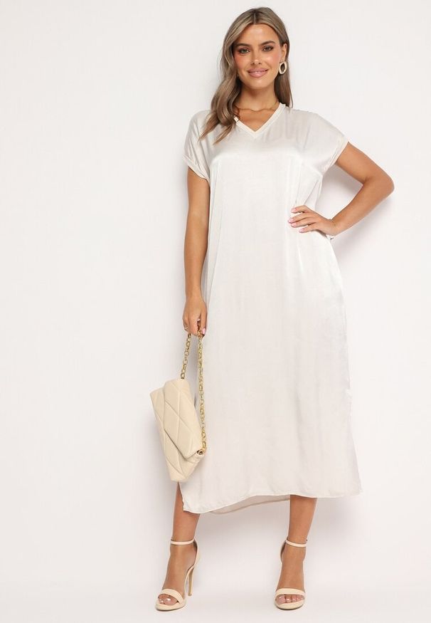 Born2be - Jasnobeżowa Wiskozowa Sukienka o Pudełkowym Kroju Oversize Moratina. Okazja: na co dzień. Kolor: beżowy. Materiał: wiskoza. Typ sukienki: oversize. Styl: casual