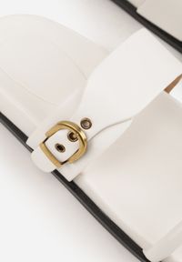 Renee - Białe Klapki Ozdobione Paskami i Metaliczną Klamrą Ophiusi. Okazja: na co dzień. Kolor: biały. Materiał: jeans. Wzór: aplikacja. Styl: casual #4