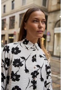 MOODO - Wiskozowa koszula w kwiaty biała. Kolor: biały. Materiał: wiskoza. Wzór: kwiaty #1