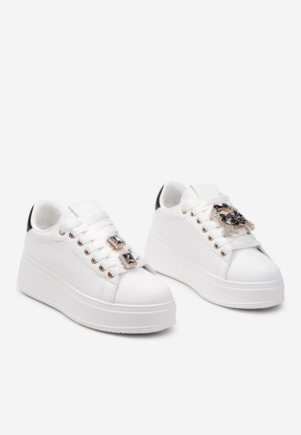 Renee - Biało-Czarne Sneakersy z Platformą i Odpinanymi Biżuteryjnymi Aplikacjami na Sznurówkach Tamaki. Okazja: na co dzień. Kolor: biały. Materiał: jeans. Wzór: aplikacja. Obcas: na platformie