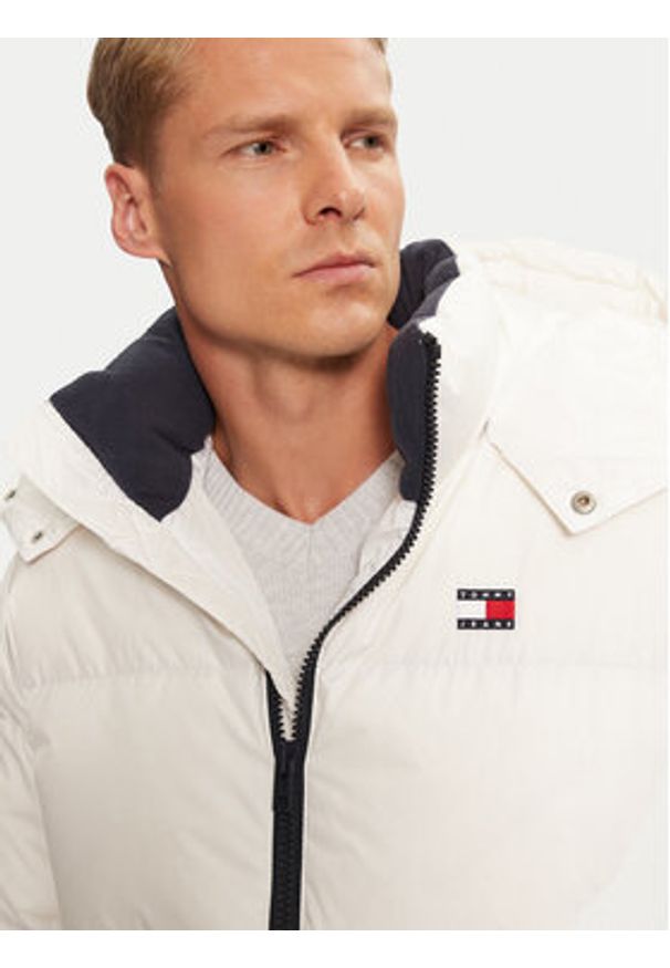 Tommy Jeans Kurtka puchowa Alaska DM0DM20479 Biały Regular Fit. Kolor: biały. Materiał: syntetyk