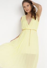 Born2be - Żółta Sukienka Z Paskiem Hysacia. Kolor: żółty. Długość rękawa: bez rękawów. Typ sukienki: kopertowe. Styl: elegancki, wizytowy. Długość: midi #3