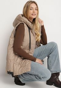 Born2be - Beżowa Pikowana Kamizelka z Kapturem i Sznurkami Imvila. Okazja: na co dzień. Typ kołnierza: kaptur. Kolor: beżowy. Materiał: jeans. Wzór: aplikacja. Styl: elegancki, casual, klasyczny #6