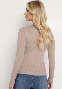 Born2be - Ciemnobeżowy Sweter Klasyczny z Miękkiej Dzianiny Helentia. Kolor: beżowy. Materiał: dzianina. Styl: klasyczny #5