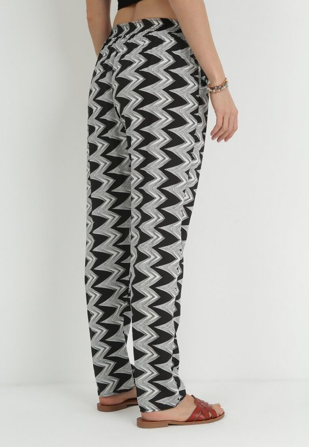 Born2be - Czarne Spodnie z Wiskozy z Geometrycznym Wzorem i Gumką w Talii Shre. Stan: podwyższony. Kolor: czarny. Materiał: wiskoza. Wzór: geometria