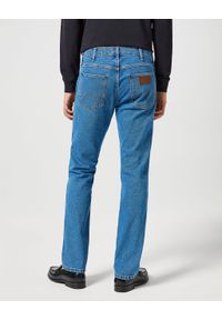 Wrangler - WRANGLER MĘSKIE SPODNIE JEANSOWE GREENSBORO SADDLESTONE 112355021 W15Q017423