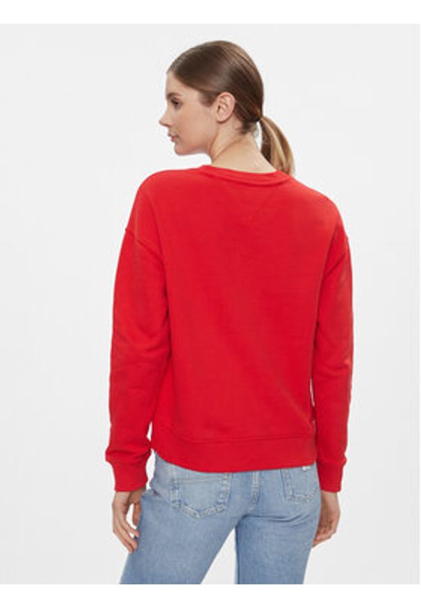 Tommy Jeans Bluza Badge DW0DW17325 Czerwony Regular Fit. Kolor: czerwony. Materiał: bawełna