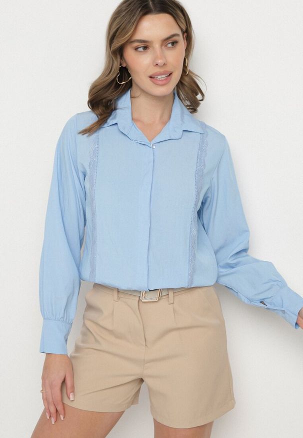 Born2be - Jasnoniebieska Koszula z Wiskozą i Koronkowymi Wstawkami Tenaraia. Okazja: na co dzień. Kolor: niebieski. Materiał: koronka, wiskoza. Styl: klasyczny, elegancki, casual
