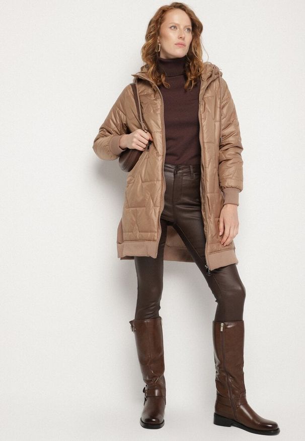 Born2be - Jasnobrązowa Pikowana Kurtka Przejściowa z Kapturem i Ściągaczami Fesarena. Okazja: na co dzień. Typ kołnierza: kaptur. Kolor: brązowy. Materiał: dzianina, jeans. Styl: casual, sportowy