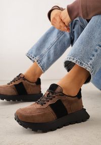 Renee - Ciemnobrązowe Zamszowe Sneakersy na Podeszwie Chunky z Perforowaną Cholewką Cezarlina. Okazja: na co dzień. Kolor: brązowy. Materiał: zamsz. Szerokość cholewki: normalna #1