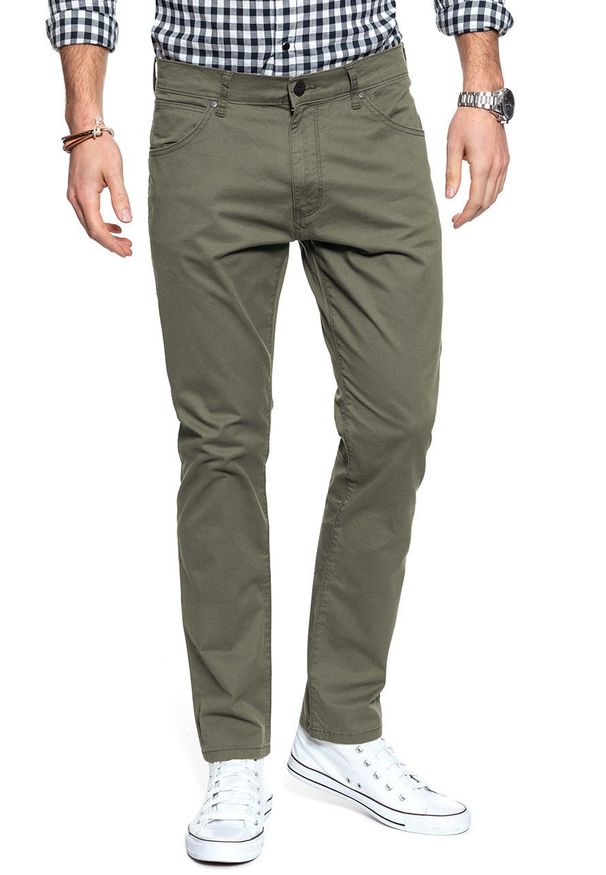 Wrangler - WRANGLER SPODNIE MĘSKIE LARSTON DUSTY OLIVE W18SXC275. Materiał: materiał