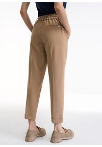 Ochnik - Beżowe spodnie z kantem damskie. Kolor: beżowy. Materiał: materiał. Styl: elegancki #4