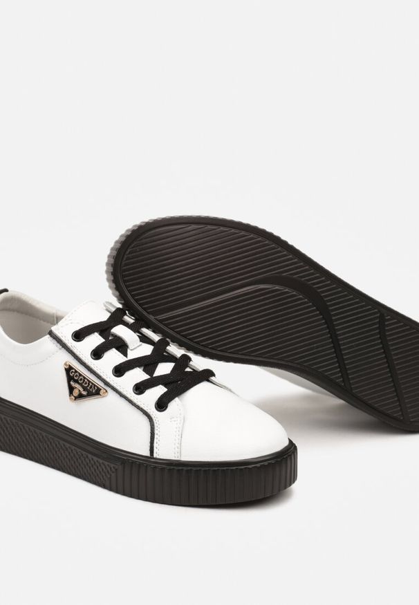 Born2be - Biało-Czarne Płaskie Skórzane Sneakersy z Aplikacją Trójkąta Labriene. Nosek buta: okrągły. Zapięcie: sznurówki. Kolor: biały. Materiał: skóra. Wzór: aplikacja