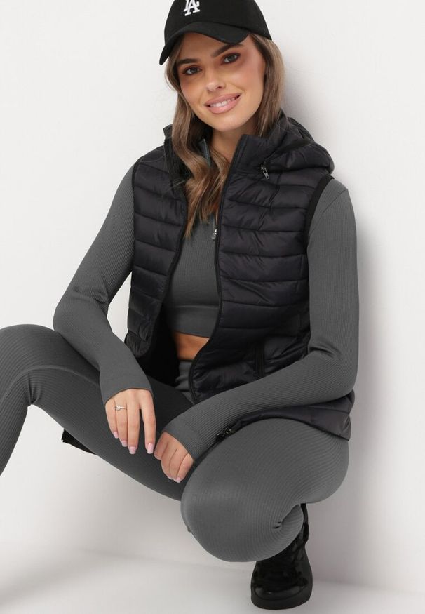 Born2be - Czarna Pikowana Kamizelka z Kieszeniami na Suwaki i Kapturem Lunevc. Kolor: czarny