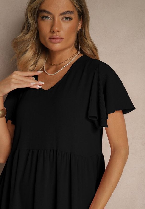 Renee - Czarna Rozkloszowana Sukienka z Wiskozą w Casualowym Stylu Filarenna. Okazja: na co dzień. Typ kołnierza: dekolt w serek. Kolor: czarny. Materiał: wiskoza. Długość rękawa: krótki rękaw. Styl: klasyczny, elegancki, casual