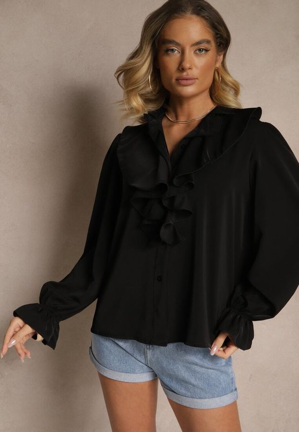 Renee - Czarna Koszula z Ozdobnymi Falbankami Jeneviella. Okazja: na co dzień. Typ kołnierza: kołnierz z falbankami. Kolor: czarny. Wzór: aplikacja. Styl: klasyczny, casual