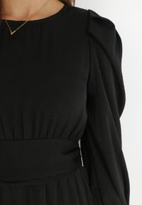 Born2be - Czarna Sukienka Taliowana z Falbanami Klasino. Kolor: czarny. Materiał: zamsz. Wzór: aplikacja. Długość: mini #3