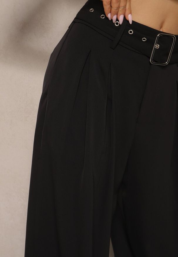 Renee - Czarne Spodnie Garniturowe o Szerokim Kroju High Waist Ozdobione Paskiem Halanilia. Stan: podwyższony. Kolor: czarny. Wzór: aplikacja. Styl: elegancki, klasyczny