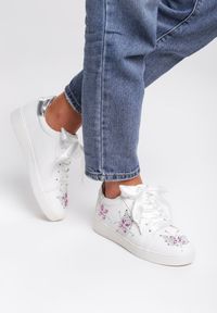 Renee - Białe Sneakersy Turn To Left. Kolor: biały. Materiał: satyna, skóra. Wzór: aplikacja #7