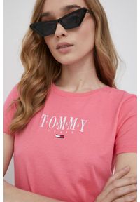 Tommy Jeans t-shirt damski kolor różowy. Kolor: różowy. Materiał: bawełna. Długość rękawa: krótki rękaw. Długość: krótkie. Wzór: nadruk #3