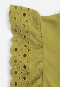 Renee - Ciemnozielona Bawełniana Bluzka z Krótkim Rękawem z Ażurowej Falbanki Voanira. Okazja: na co dzień. Typ kołnierza: kołnierz z falbankami. Kolor: zielony. Materiał: bawełna. Długość rękawa: krótki rękaw. Długość: krótkie. Wzór: ażurowy. Styl: elegancki, casual #4