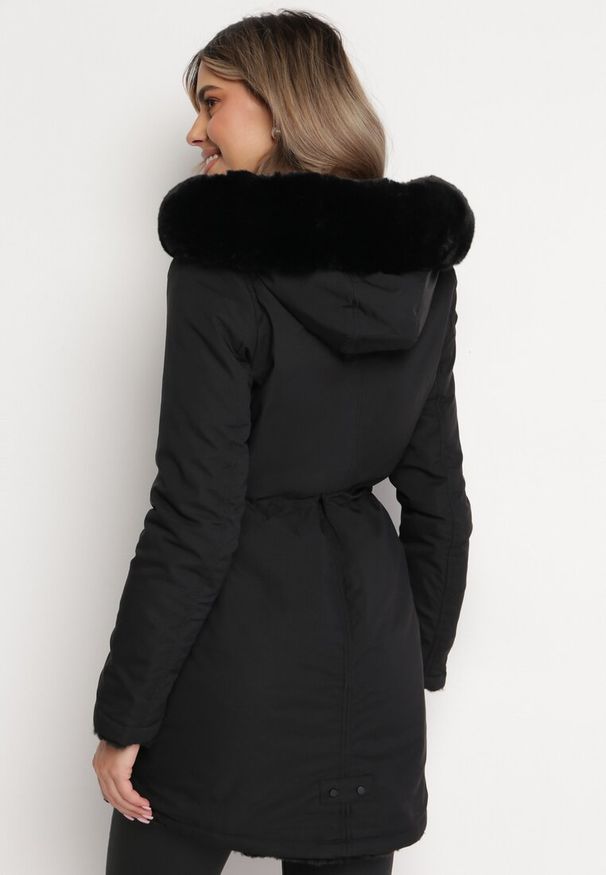 Born2be - Czarna Kurtka Parka ze Ściągaczem i Kapturem z Futerkiem Nephira. Kolor: czarny. Materiał: futro