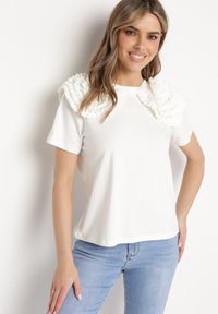Born2be - Biały Bawełniany T-shirt z Materiałową Aplikacją 3D Jolilena. Okazja: na spacer, na spotkanie biznesowe, na co dzień. Kolor: biały. Materiał: materiał, bawełna. Wzór: aplikacja. Styl: klasyczny, casual, elegancki, biznesowy #5