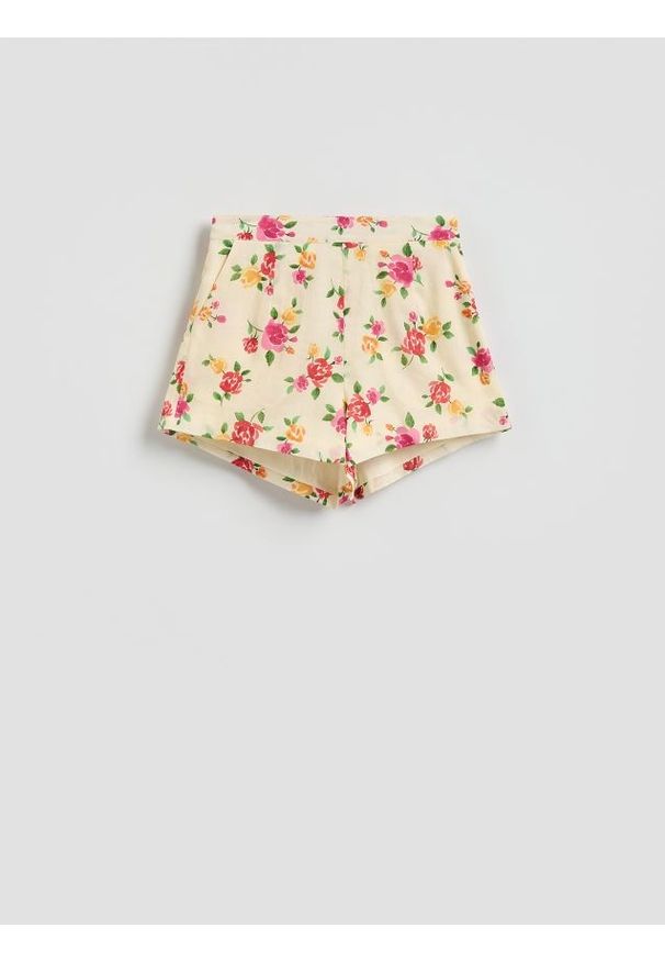 Reserved - Szorty z dodatkiem ramii - złamana biel. Materiał: bawełna