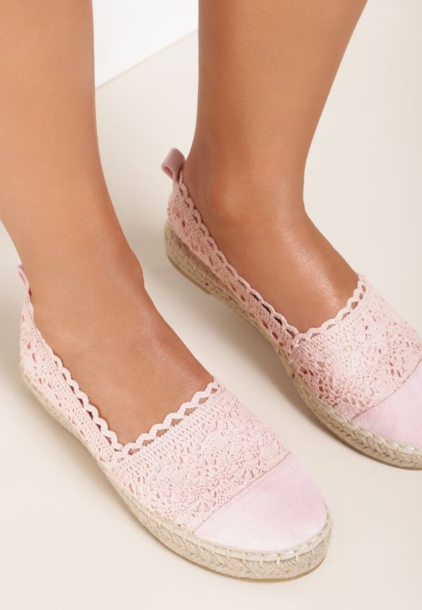 Renee - Różowe Espadryle Vylixis. Okazja: na co dzień. Nosek buta: okrągły. Zapięcie: bez zapięcia. Kolor: różowy. Szerokość cholewki: normalna. Wzór: kwiaty, ażurowy, aplikacja, gładki, haft. Materiał: materiał, len. Sezon: lato. Styl: casual