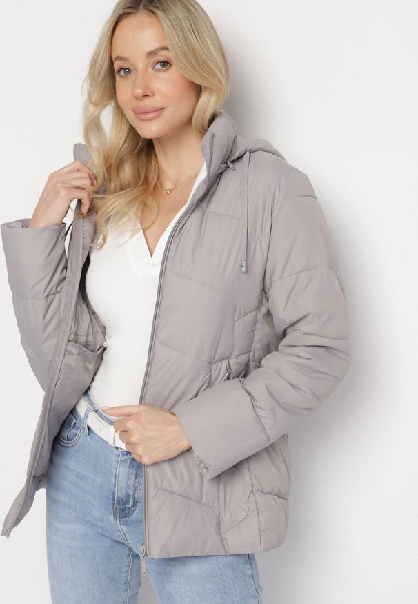 Born2be - Jasnoszara Kurtka z Pikowanymi Przeszyciami i Odpinanym Kapturem Felanwen. Okazja: na co dzień. Kolor: szary. Materiał: jeans. Styl: elegancki, casual, sportowy