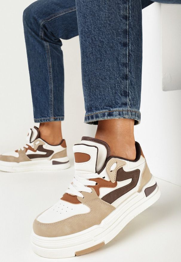 Born2be - Ciemnobeżowe Sneakersy z Imitacji Skóry z Ozdobnymi Wstawkami Xavara. Okazja: na co dzień. Nosek buta: okrągły. Zapięcie: sznurówki. Kolor: beżowy. Szerokość cholewki: normalna. Materiał: skóra. Sezon: wiosna, jesień, lato. Obcas: na obcasie, na płaskiej podeszwie. Wysokość obcasa: niski