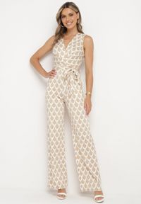 Born2be - Beżowy Taliowany Kombinezon z Kopertowym Dekoltem i Materiałowym Paskiem w Talii Feranea. Okazja: na co dzień. Kolor: beżowy. Materiał: materiał. Styl: klasyczny, casual, elegancki #1