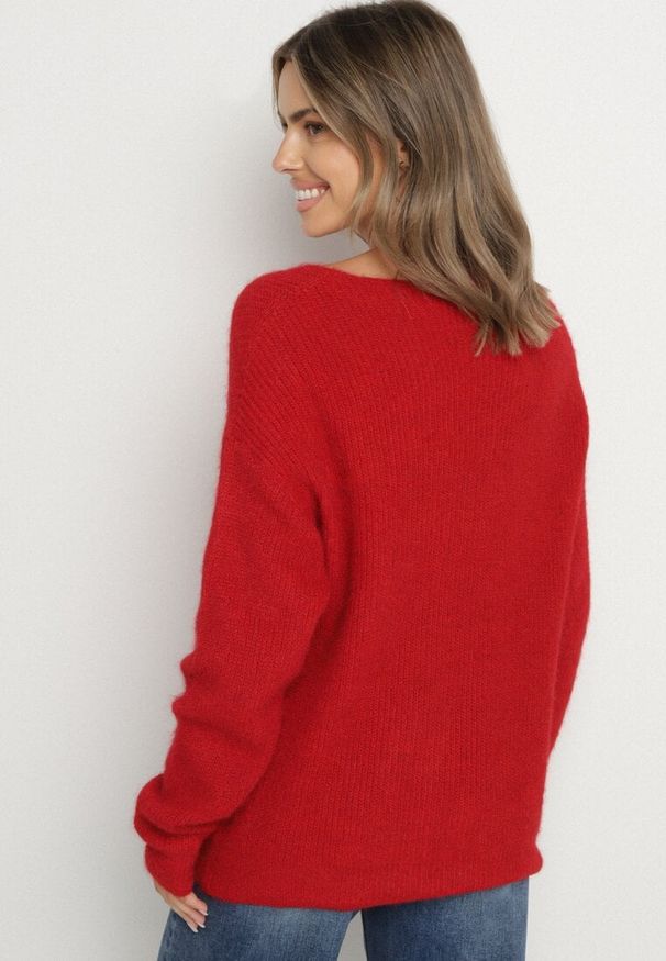 Born2be - Czerwony Sweter z Dodatkiem Wełny i Trójkątnym Dekoltem Esmina. Okazja: na co dzień. Kolor: czerwony. Materiał: wełna. Styl: klasyczny, casual, elegancki