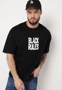Born2be - Czarna Bawełniana Koszulka T-shirt z Nadrukiem po Obu Stronach Daven. Kolor: czarny. Materiał: bawełna. Długość rękawa: krótki rękaw. Długość: krótkie. Wzór: nadruk