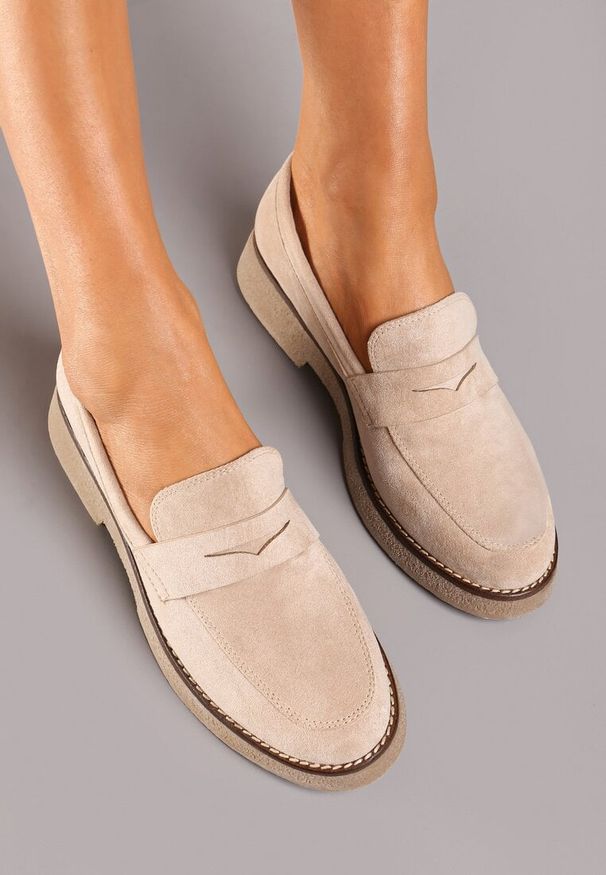 Born2be - Beżowe Mokasyny z Imitacji Zamszu na Kontrastowej Podeszwie Beliara. Okazja: do pracy, na co dzień. Kolor: beżowy. Materiał: zamsz. Styl: elegancki, casual