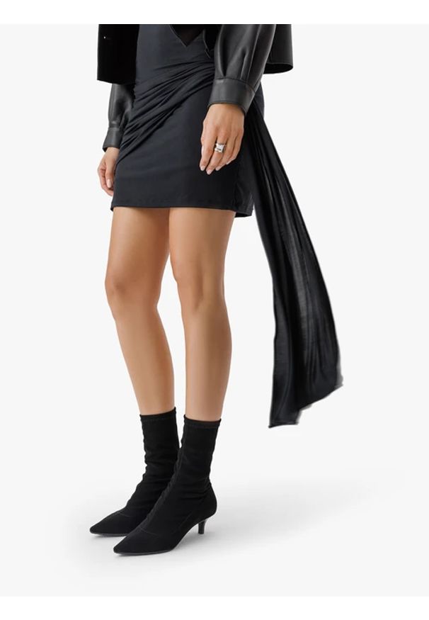 Ryłko - Czarne botki skarpetowe na niskim obcasie. Zapięcie: bez zapięcia. Kolor: czarny. Materiał: syntetyk. Szerokość cholewki: normalna. Obcas: na obcasie. Styl: street. Wysokość obcasa: niski