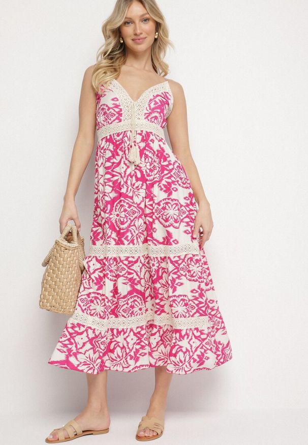 Born2be - Różowa Bawełniana Sukienka Rozkloszowana w Etniczny Wzór z Koronką Taliosha. Okazja: na co dzień. Typ kołnierza: dekolt w kształcie V. Kolor: różowy. Materiał: bawełna, koronka. Długość rękawa: na ramiączkach. Wzór: koronka. Styl: casual, elegancki