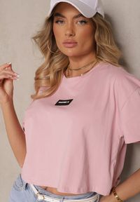 Renee - Różowy T-shirt z Bawełny o Kroju Crop Top Zdobiony Naszywką Adivrea. Okazja: na co dzień. Kolor: różowy. Materiał: bawełna. Wzór: aplikacja. Styl: casual