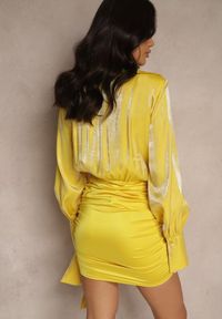 Renee - Żółta Drapowana Sukienka z Satyny z Paskami i Klamrami z Cyrkoniami Mevione. Kolor: żółty. Materiał: satyna. Wzór: aplikacja. Styl: elegancki
