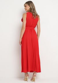 Born2be - Czerwona Plisowana Sukienka z Paskiem i Gumką w Talii Ozdobiona Broszką Kwiatem Vikmirra. Okazja: na randkę, na imprezę, na wesele, na ślub cywilny. Typ kołnierza: dekolt w kształcie V. Kolor: czerwony. Wzór: aplikacja, kwiaty. Styl: klasyczny, elegancki #3