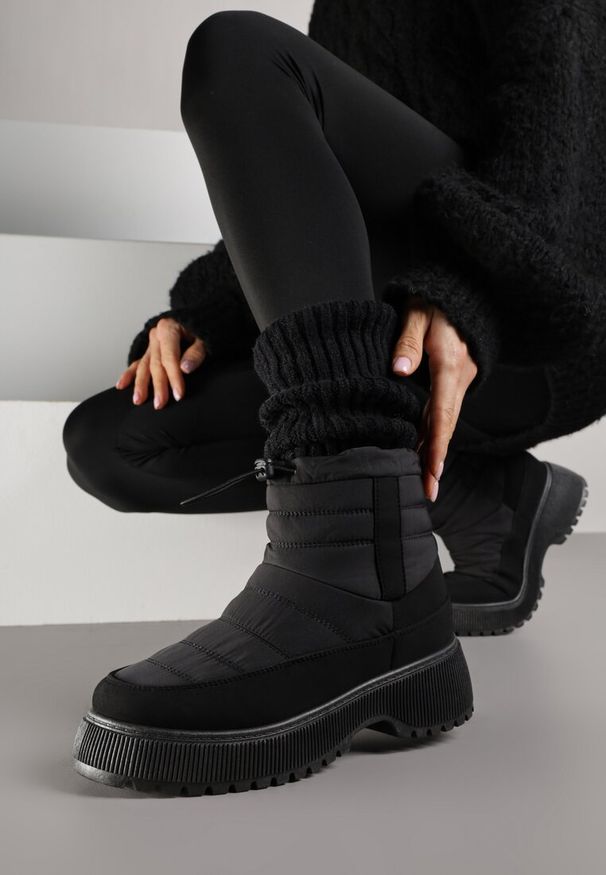 Renee - Czarne Pikowane Śniegowce ze Ściągaczem Monivella. Okazja: na co dzień. Kolor: czarny. Materiał: jeans. Sezon: zima. Styl: casual