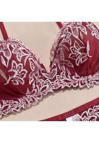 Intica - Komplet bielizny z haftem i usztywnianymi miseczkami Airi. Kolor: czerwony. Materiał: materiał. Wzór: haft #3