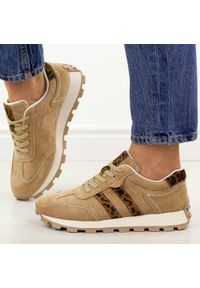 Camelowe zamszowe skórzane półbuty damskie S.Barski 7071. Okazja: na co dzień. Zapięcie: sznurówki. Materiał: zamsz, skóra. Szerokość cholewki: normalna. Sezon: wiosna, jesień, lato. Styl: casual, elegancki, sportowy, klasyczny #1