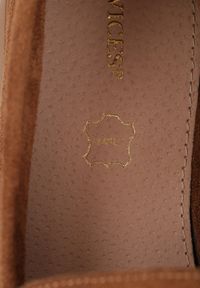 Born2be - Jasnobrązowe Lekkie Mokasyny VICES z Metalowymi Ozdobami i Skórzaną Wkladką Adrialee. Nosek buta: okrągły. Kolor: brązowy. Materiał: skóra. Wzór: aplikacja. Obcas: na obcasie. Styl: klasyczny. Wysokość obcasa: niski #5