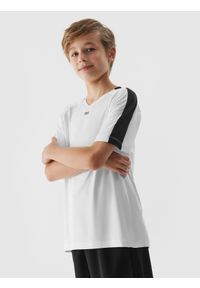 4f - Koszulka piłkarska dziecięca 4F x Robert Lewandowski - biała. Kolor: biały. Materiał: materiał. Długość rękawa: raglanowy rękaw. Wzór: nadruk. Sezon: lato. Styl: młodzieżowy, sportowy
