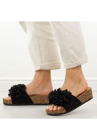 POTOCKI - Czarne klapki damskie Potocki 17300. Okazja: na spacer, na co dzień. Kolor: czarny. Materiał: zamsz. Wzór: aplikacja. Sezon: wiosna, lato. Styl: casual, elegancki, klasyczny #1